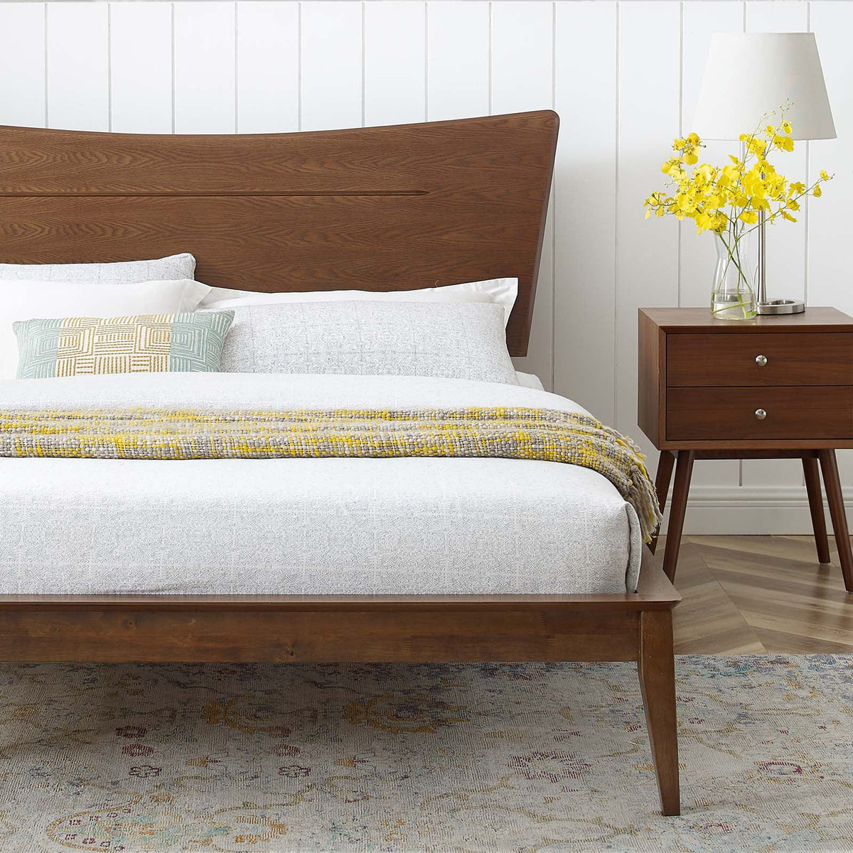 King Wood Platform Bed in Walnut W90567